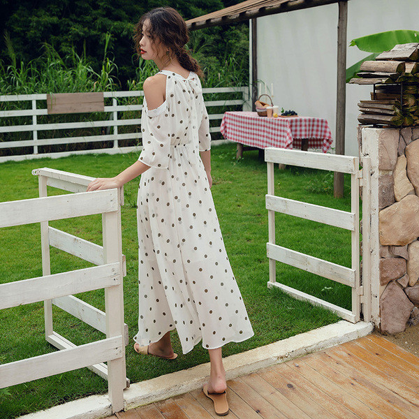 Rochia lungă de damă modernă, cu umerii goi și decolteu O este albă