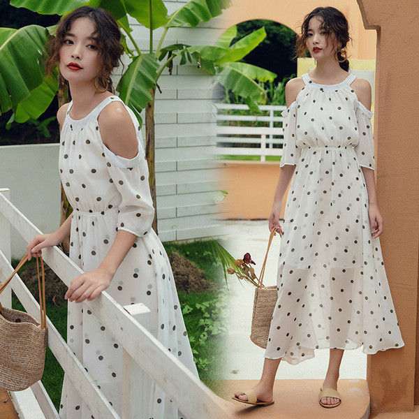 Rochia lungă de damă modernă, cu umerii goi și decolteu O este albă