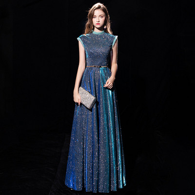 Κομψό μακρύ γυναικείο φόρεμα  με ψηλό γιακά σε μπλε χρώμα