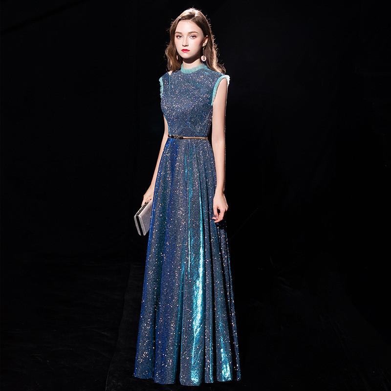 Κομψό μακρύ γυναικείο φόρεμα  με ψηλό γιακά σε μπλε χρώμα