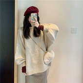 Φαρδύ και μακρύ πουλόβερ σε μπεζ και μπλε χρώμα