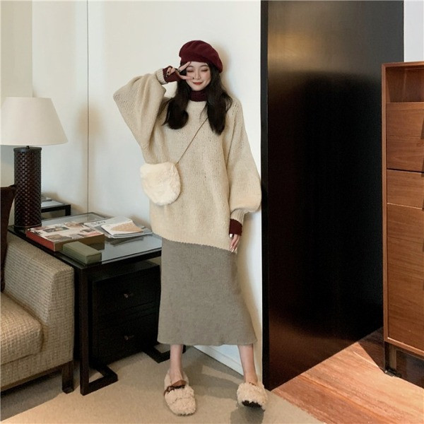 Φαρδύ και μακρύ πουλόβερ σε μπεζ και μπλε χρώμα