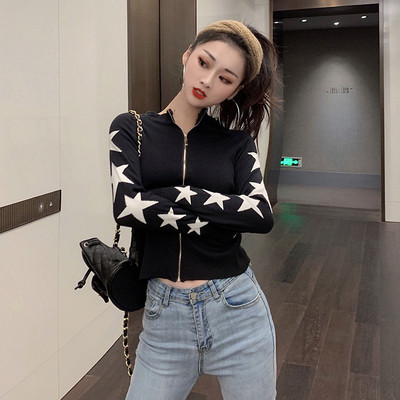 Σύντομη πλεκτή ζακέτα με φερμουάρ σε λευκό και μαύρο χρώμα