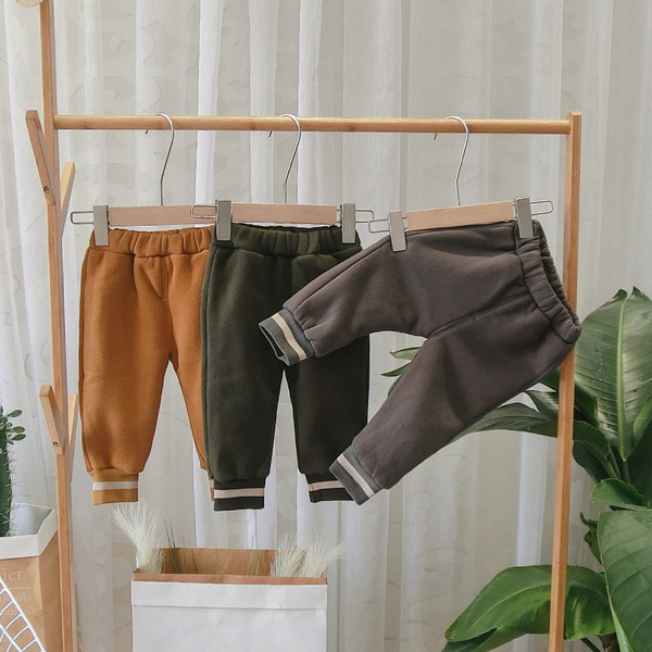 Νέο μοντέλο παιδικό αθλητικόπαντελόνι για αγόρια σε γκρι, πράσινο χρώμα και χρώμα μουστάρδας