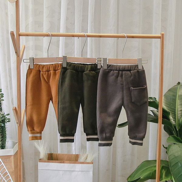 Νέο μοντέλο παιδικό αθλητικόπαντελόνι για αγόρια σε γκρι, πράσινο χρώμα και χρώμα μουστάρδας