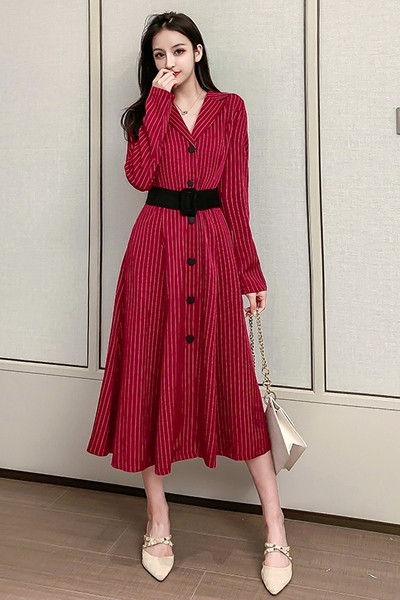 Μοντέρνο γυναικείο φόρεμα με μακριά μανίκια σε κόκκινο χρώμα με λαιμόκοψη V