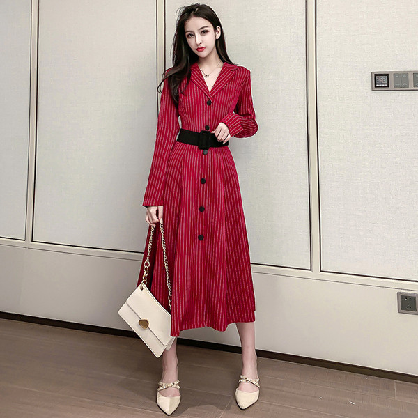 Μοντέρνο γυναικείο φόρεμα με μακριά μανίκια σε κόκκινο χρώμα με λαιμόκοψη V