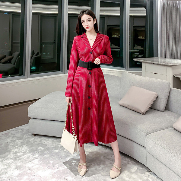 Μοντέρνο γυναικείο φόρεμα με μακριά μανίκια σε κόκκινο χρώμα με λαιμόκοψη V