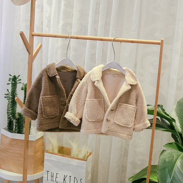 Palton modern pentru copii pentru baieti cu nasturi in maro si bej