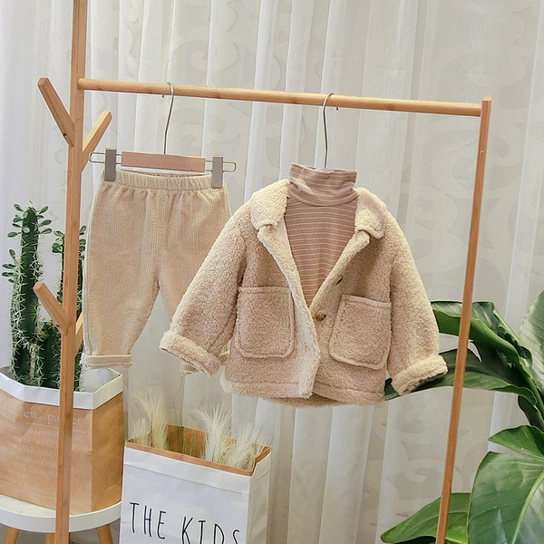 Palton modern pentru copii pentru baieti cu nasturi in maro si bej