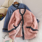 Őszi női kabát, fehér, kék és rózsaszín zsebekkel