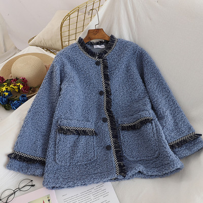 Őszi női kabát, fehér, kék és rózsaszín zsebekkel