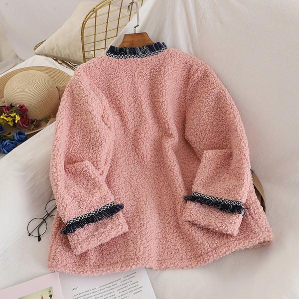 Őszi női kabát, fehér, kék és rózsaszín zsebekkel