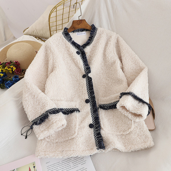 Őszi női kabát, fehér, kék és rózsaszín zsebekkel