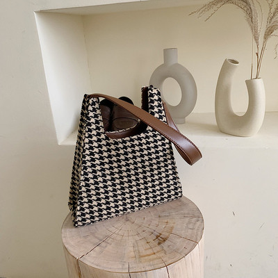 Κομψή γυναικεία τσάντα σε μαύρο και καφέ χρώμα