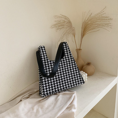 Κομψή γυναικεία τσάντα σε μαύρο και καφέ χρώμα