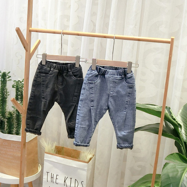 Νέο μοντέλο παιδικά τζιν με τσέπες σε μπλε και μαύρο για τα αγόρια