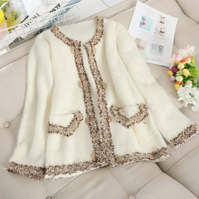 Μοντέρνο γυναικείο παλτό με κουμπιά σε λευκό και μαύρο χρώμα