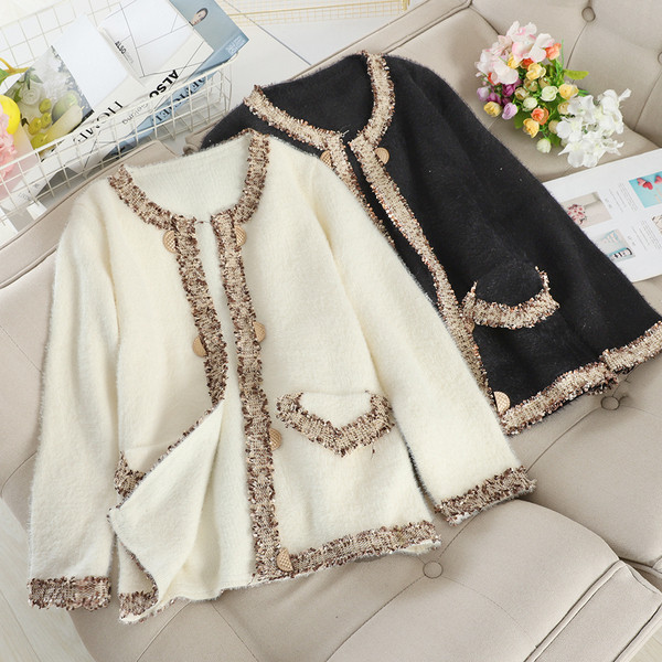 Μοντέρνο γυναικείο παλτό με κουμπιά σε λευκό και μαύρο χρώμα