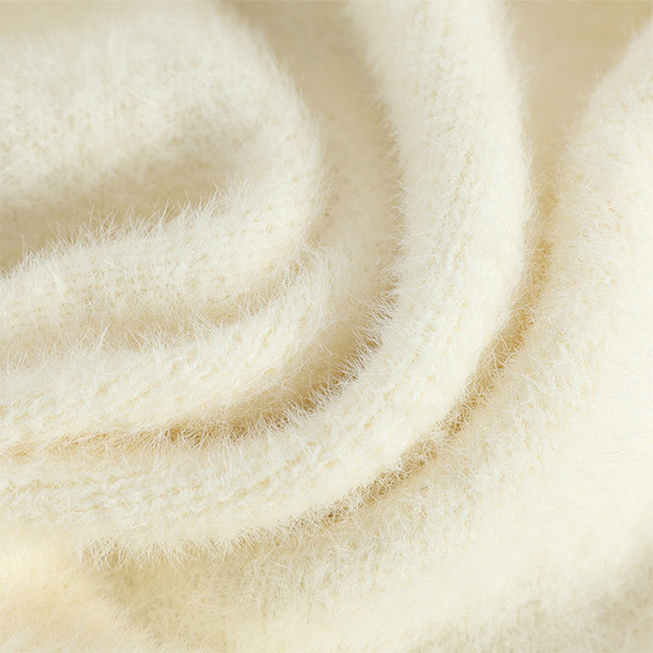 Μοντέρνο γυναικείο παλτό με κουμπιά σε λευκό και μαύρο χρώμα