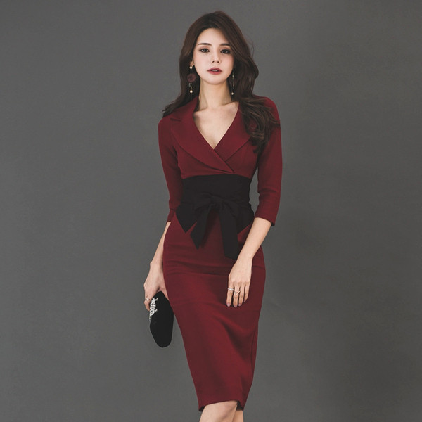 Κομψό γυναικείο κοντό φόρεμα με μακριά μανίκια και ζώνη με κόκκινο χρώμα