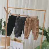 Szürke, barna és fekete zsebes gyereknadrág