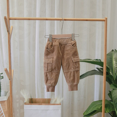 Szürke, barna és fekete zsebes gyereknadrág