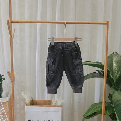 Szürke, barna és fekete zsebes gyereknadrág