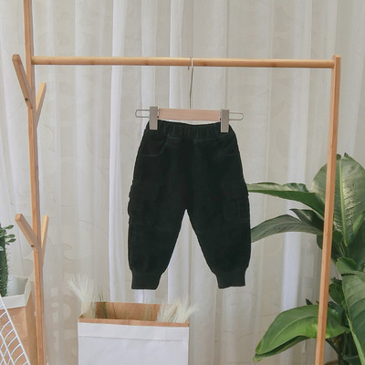 Szürke, barna és fekete zsebes gyereknadrág