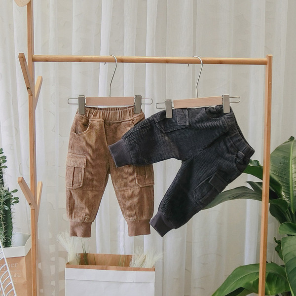 Szürke, barna és fekete zsebes gyereknadrág