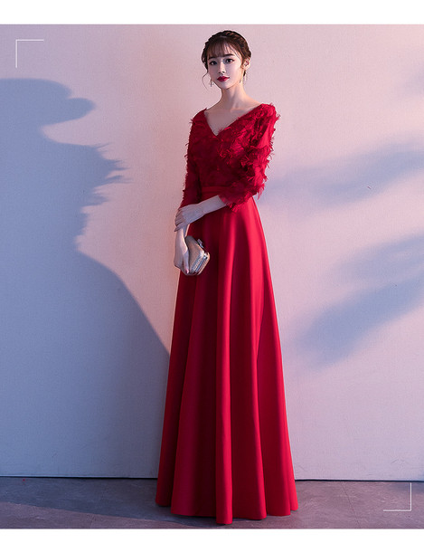 Κομψό γυναικείο μακρύ φόρεμα με μακριά μανίκια και κόκκινο χρώμα