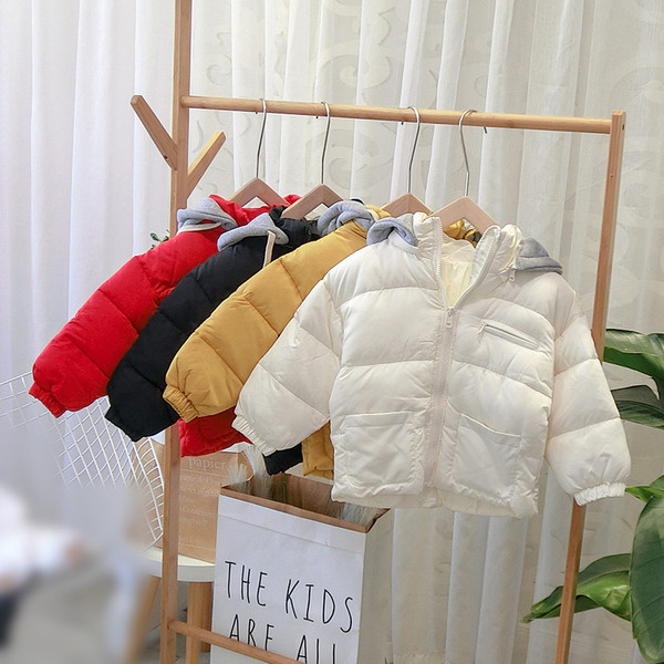 Geaca de iarna pentru copii model nou pentru baieti cu gluga in culorile alb, negru, galben si rosu