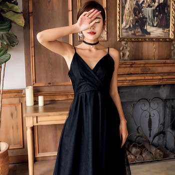 Καθημερινό γυναικείο φόρεμα με λεπτές λωρίδες και τούλι σε μαύρο χρώμα