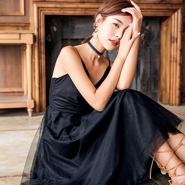 Καθημερινό γυναικείο φόρεμα με λεπτές λωρίδες και τούλι σε μαύρο χρώμα