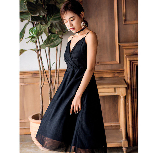 Καθημερινό γυναικείο φόρεμα με λεπτές λωρίδες και τούλι σε μαύρο χρώμα