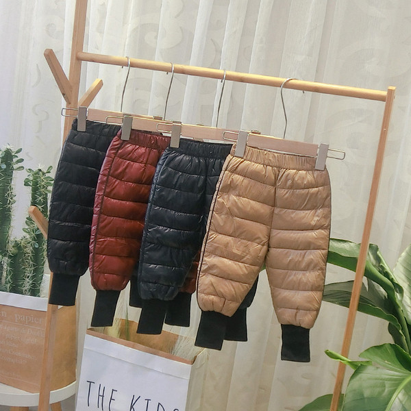 Új modell gyerek sportnadrág fiúknak fekete, piros, kék és bézs színben