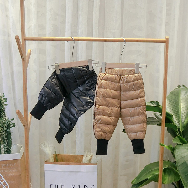 Új modell gyerek sportnadrág fiúknak fekete, piros, kék és bézs színben