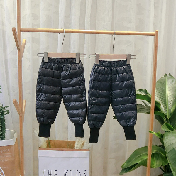 Új modell gyerek sportnadrág fiúknak fekete, piros, kék és bézs színben