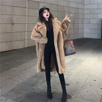 Μοντέρνο μακρύ χνουδοτό παλτό σε μπεζ και ροζ χρώμα