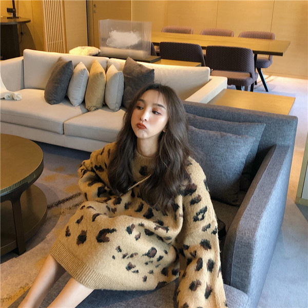 Hosszú és széles női pulóver állatmintával