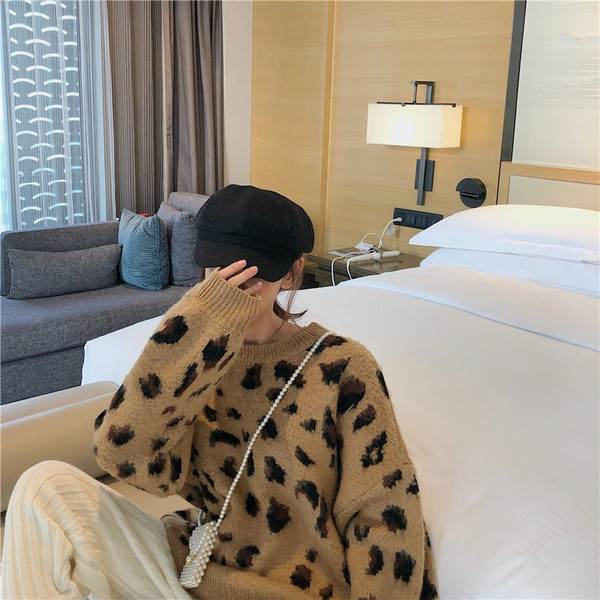 Hosszú és széles női pulóver állatmintával