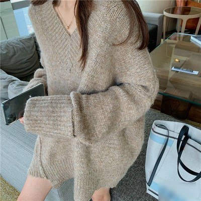 Hosszú és széles pulóver spitz nyakkivágással, szürke és bézs színben