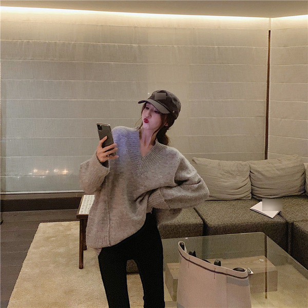 Hosszú és széles pulóver spitz nyakkivágással, szürke és bézs színben