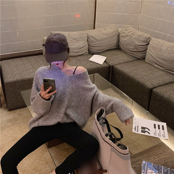 Hosszú és széles pulóver spitz nyakkivágással, szürke és bézs színben