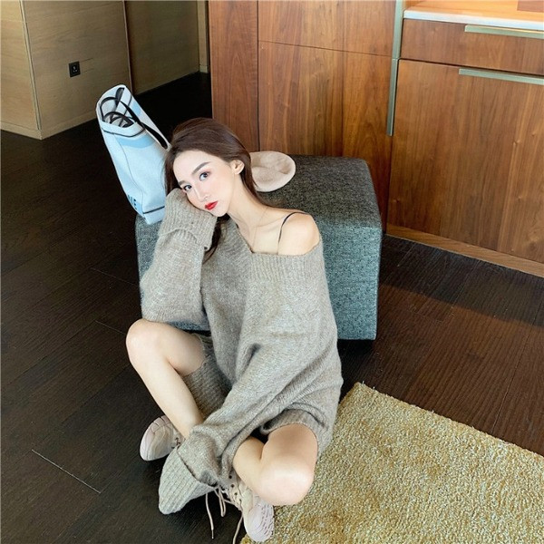 Hosszú és széles pulóver spitz nyakkivágással, szürke és bézs színben