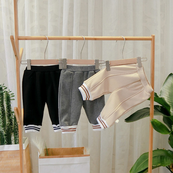 Alkalmi gyerek sportnadrág fiúknak fekete, szürke, kék és bézs színben