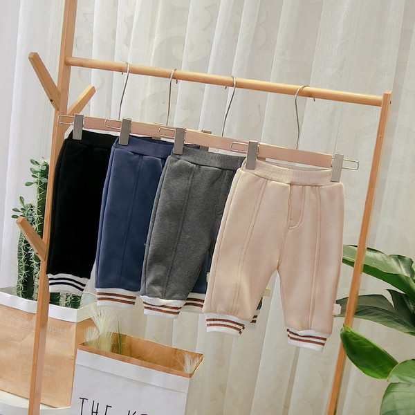 Alkalmi gyerek sportnadrág fiúknak fekete, szürke, kék és bézs színben