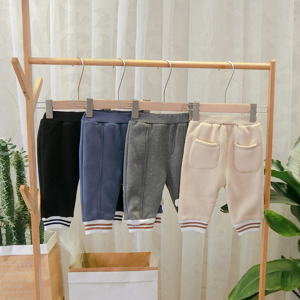 Alkalmi gyerek sportnadrág fiúknak fekete, szürke, kék és bézs színben