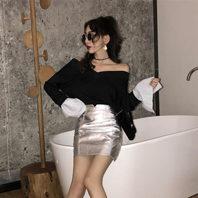 Γυναικείο πουλόβερ με λαιμόκοψη σε μπλε και μαύρο χρώμα