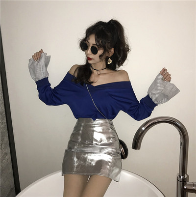 Γυναικείο πουλόβερ με λαιμόκοψη σε μπλε και μαύρο χρώμα